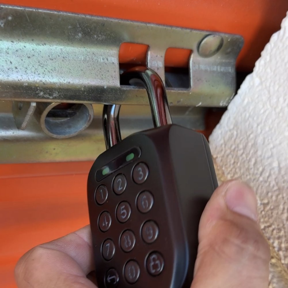 Thread the shackle through the aligned hole/hasp and close it.